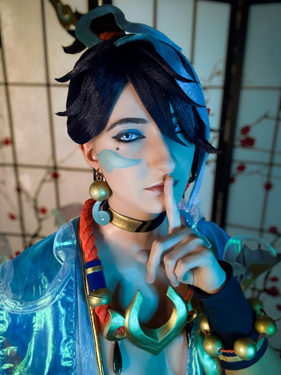 SolirahT's tweet photo. After 3 months, I finally managed to make his skin by myself... I'm so incredibly happy and proud of how it turned out 😭 
#aphelios #LeagueOfLegends #cosplay https://t.co/By2wAJgWZ7