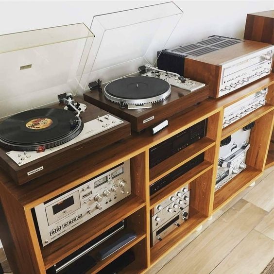 CSDevAr's tweet image. Nothing the real thing right? :) Found this in Pinterest. I have the two turntables only but this is a nicer view of how it might look, laid side by side.