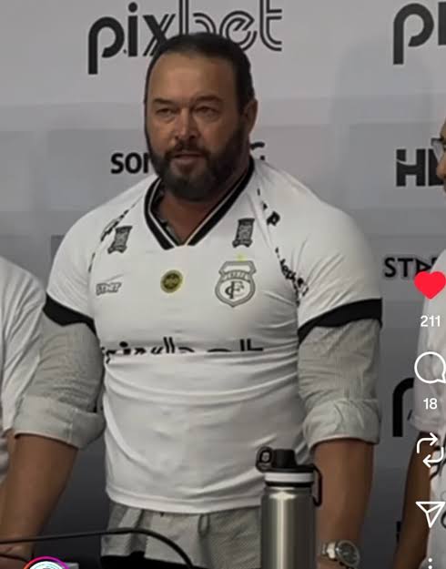TuiteiroTrezeFC's tweet photo. Treze anuncia Roberto Fernandess como treinador.
Duvido jogador fazer corpo mole. Roberto dá, logo, nas oreia dele https://t.co/Cy6rS8GyJV