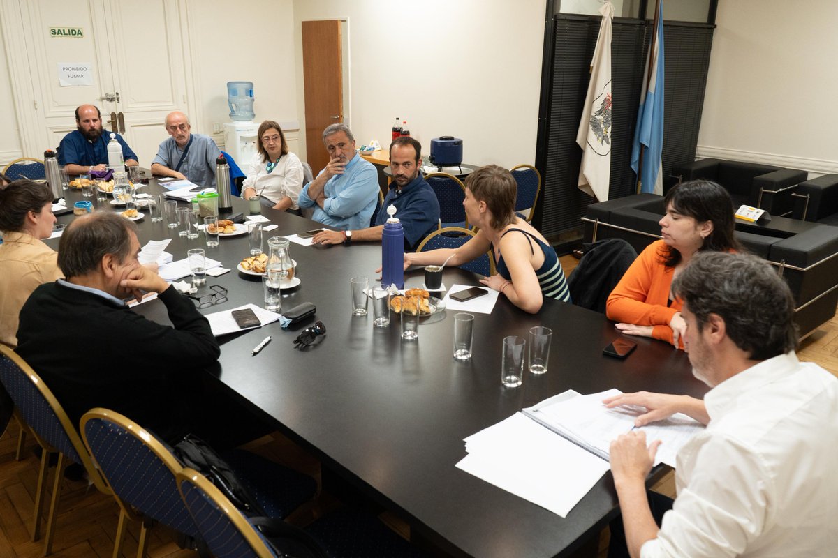 En el marco de las rondas de ministros, hoy en la Legislatura recibimos al Equipo de Sacerdotes de Barrios Populares y Villas de la CABA, quienes asistieron a la Legislatura durante la discusión del presupuesto del Ministerio de Desarrollo Humano y Hábitat.