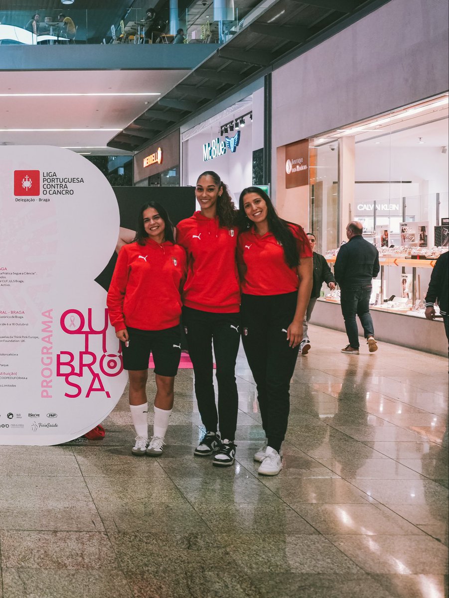 Modalidades_SCB's tweet image. Retratos que marcam.
As jogadoras das equipas de voleibol e futebol feminino do SC Braga visitaram a Exposição BOLD, no Braga Parque. A iniciativa está enquadrada no Outubro Rosa, mês dedicado à prevenção e deteção precoce do cancro da mama 🩷
#GanharComTodos