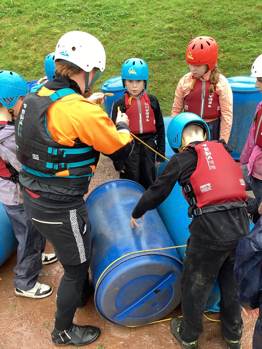 HorwichParishCE's tweet image. Group 13’s excellent raft building! #Lockerbie #hpy6