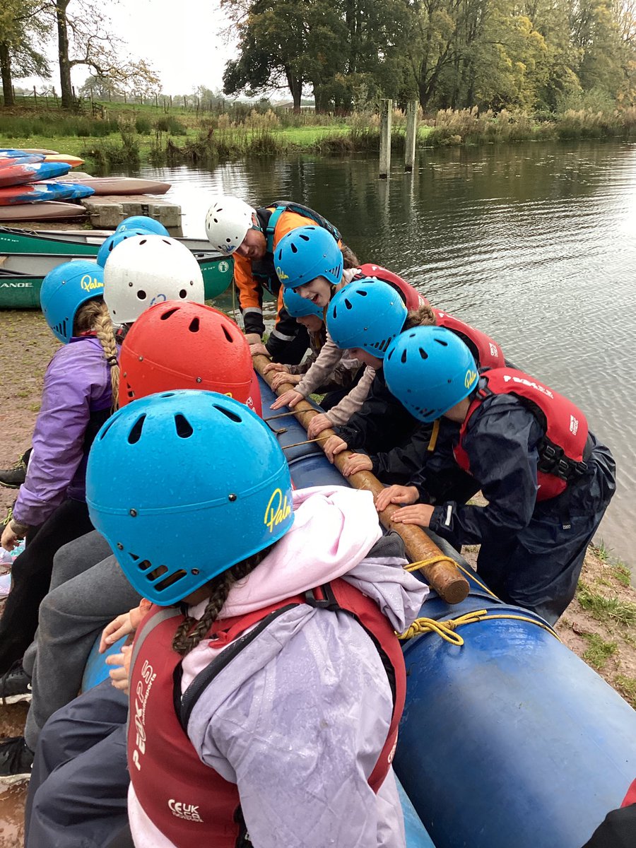 HorwichParishCE's tweet image. Group 13’s excellent raft building! #Lockerbie #hpy6