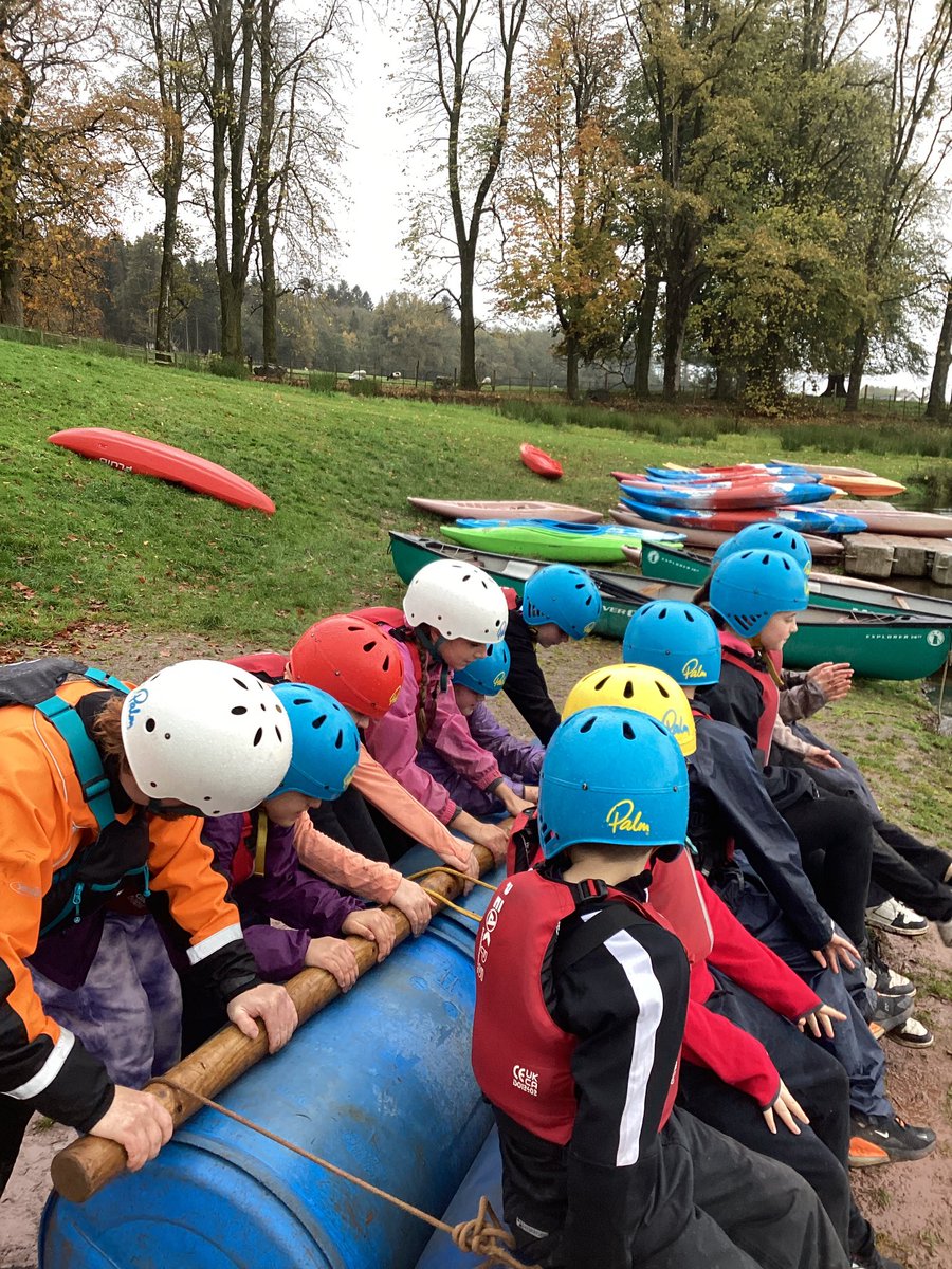 HorwichParishCE's tweet image. Group 13’s excellent raft building! #Lockerbie #hpy6
