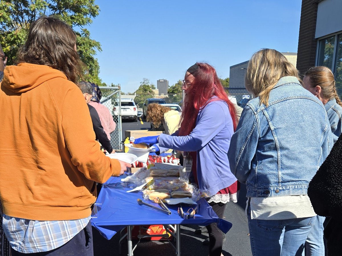 cssbh's tweet image. It was our pleasure to serve our clients lunch as a gesture of appreciation on a recent Friday. The sunny weather made the event even better! We&apos;re grateful to our clients for entrusting us with their care. 💚