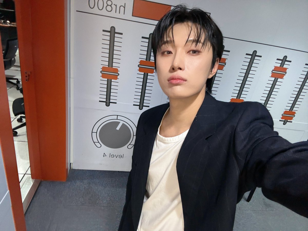 [#OX]

오늘도 라디온어스! 
재밌었어요??😁

#OMEGA_X #오메가엑스
#재한 #JAEHAN