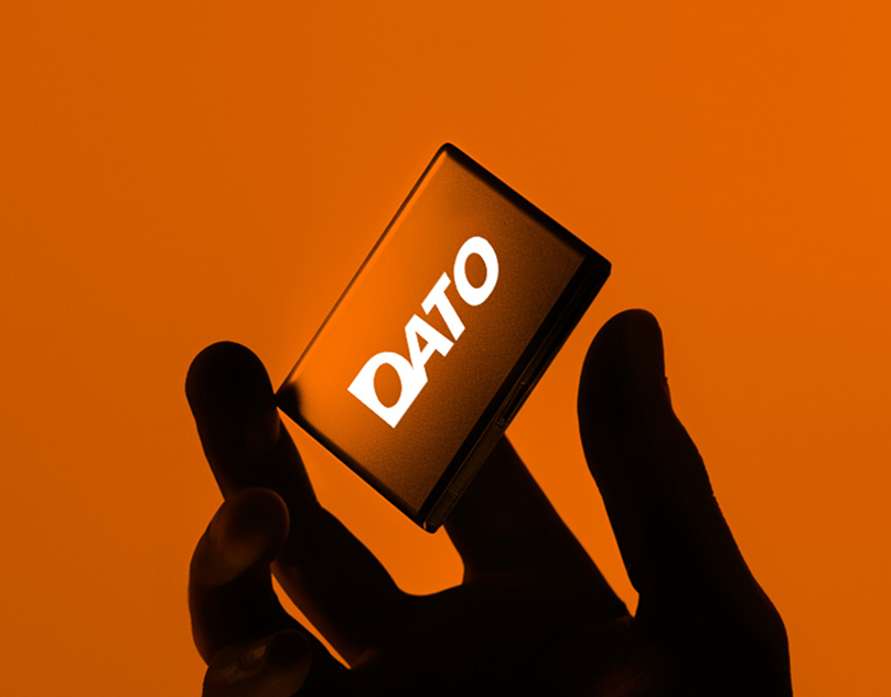 sungdiyen's tweet image. The new concept we built around was called “Sparkling Memory.”

It’s about the invisible connection between users and their digital experiences — that subtle spark when tech feels human.

#branding #SSD #storagedevice #identitydesign