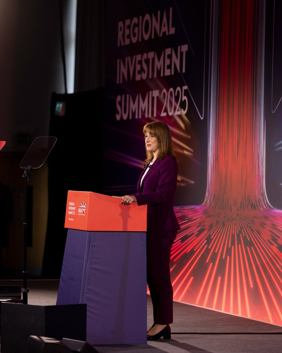 RachelReevesMP's tweet image. By slashing burdensome red tape we'll save UK firms nearly £6 billion a year by the end of this Parliament.
We're helping businesses to grow and building an economy that works for working people.