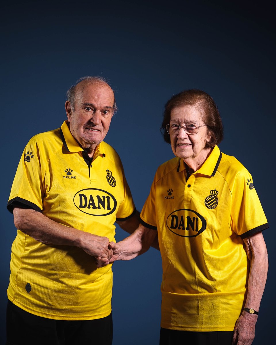 Una imatge per a la història.

Amb tots vostès, el soci número 1 i la sòcia número 1 del RCD Espanyol de Barcelona.

#RCDE125 #GalaRCDE125