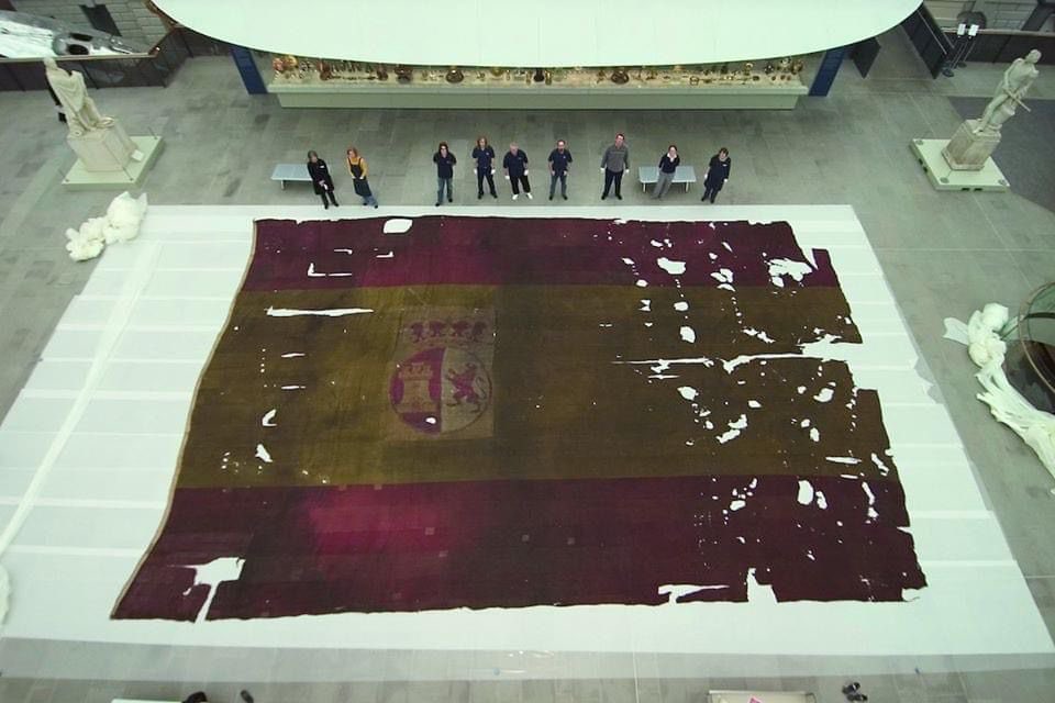 GestasdeEspaNa's tweet image. En un rincón de Londres, lejos de las aguas que la vieron ondear, se guarda una de las banderas españolas más antiguas… y más grandes: la del navío San Ildefonso, capturado en Trafalgar.
Casi 15 metros de largo, tejida en lana y marcada por el fuego y el viento de la batalla.…