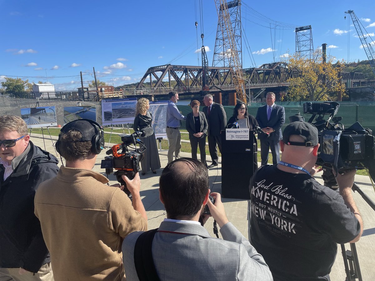 Press briefing: <a href="/NYSDOT/">NYSDOT</a> Commissioner Marie Therese Dominguez previews tonight’s open house for reimagining I-787 and gives an update on the $650 million Livingston Avenue Bridge. Link to open house info⬇️
dot.ny.gov/portal/page/po…