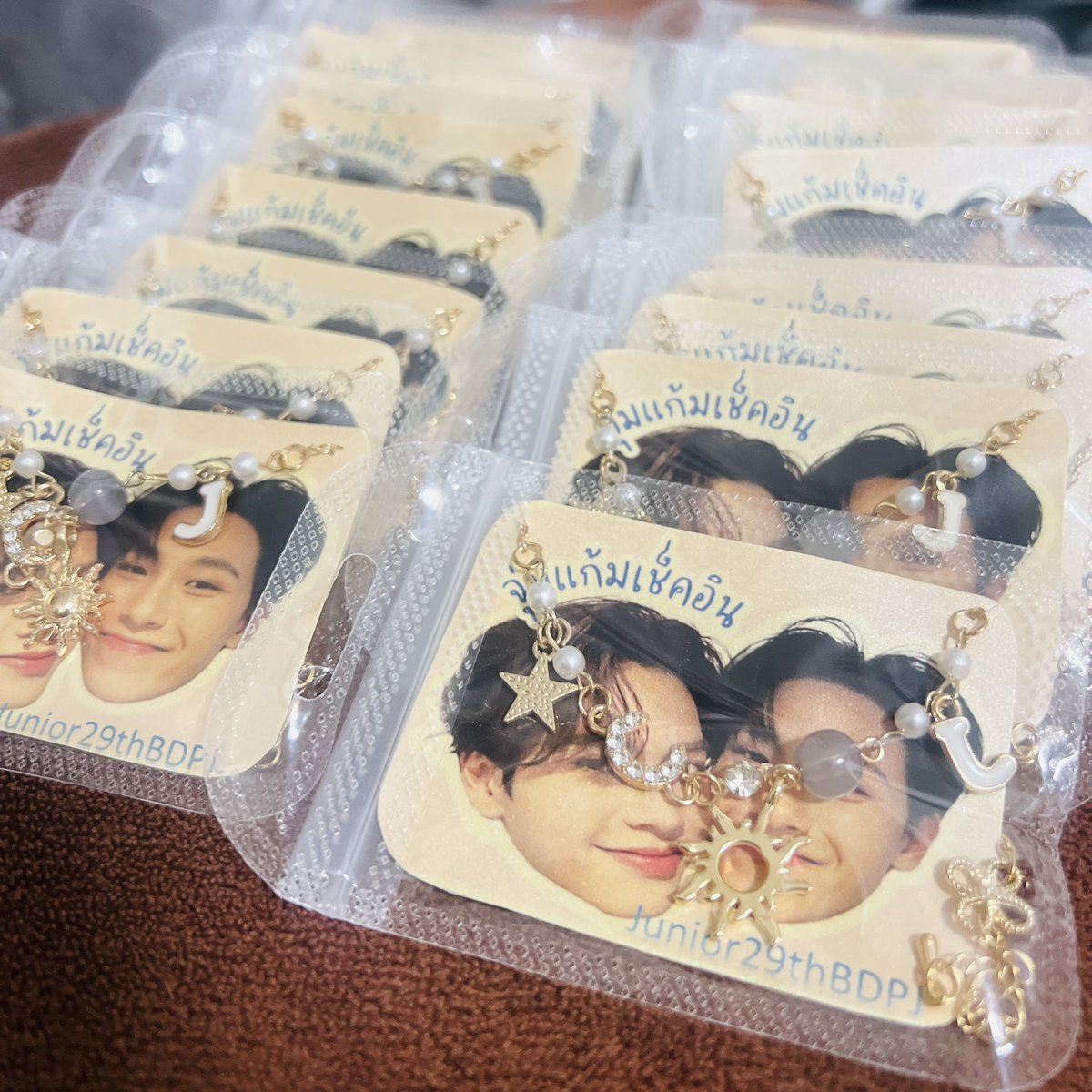 HumartWira1951's tweet image. ทำ กอว แจกครั้งแรกแบบทำงงๆ
ปริ้นเอง ประกอบเอง แพคเอง 🫶
มีพระอาทิตย์พระจันทร์คู่กันมาพร้อมดาวที่รัก

น้องเป็นข้อมือเล็กๆ 26 ตค.นี้
มารับน้องด้วยน๊าาา 

ปล.มีไม่เยอะมากแต่อยากแจกให้หมดน๊าา

#Junniorrs #จูเนียร์ปณชัย
#Junior29thBDPJ 🌞🌛💫