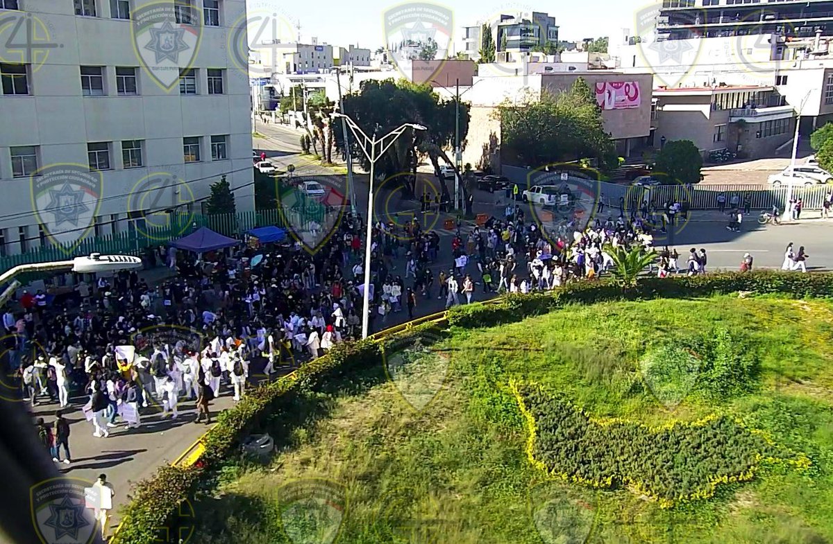 SSPCSLP's tweet image. ⚪️🔵 #ReporteVial 🚨#VialidadSLP 

🚧⛔️Cierre en acceso de Río Santiago hacia Paseo de los Derechos Humanos

⚠️Cierres viales en las inmediaciones de zona universitaria 

⛔️Contingente bloquea la glorieta Glz. Bocanegra (cerrados todos los accesos Carranza/Himno/Pintores/Manuel…