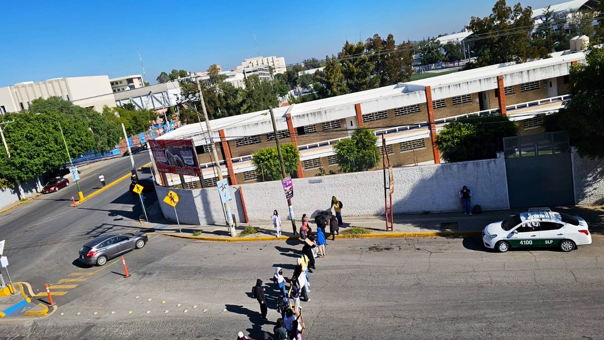 SSPCSLP's tweet image. ⚪️🔵 #ReporteVial 🚨#VialidadSLP 

🚧⛔️Cierre en acceso de Río Santiago hacia Paseo de los Derechos Humanos

⚠️Cierres viales en las inmediaciones de zona universitaria 

⛔️Contingente bloquea la glorieta Glz. Bocanegra (cerrados todos los accesos Carranza/Himno/Pintores/Manuel…