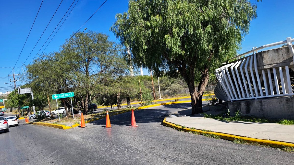SSPCSLP's tweet image. ⚪️🔵 #ReporteVial 🚨#VialidadSLP 

🚧⛔️Cierre en acceso de Río Santiago hacia Paseo de los Derechos Humanos

⚠️Cierres viales en las inmediaciones de zona universitaria 

⛔️Contingente bloquea la glorieta Glz. Bocanegra (cerrados todos los accesos Carranza/Himno/Pintores/Manuel…