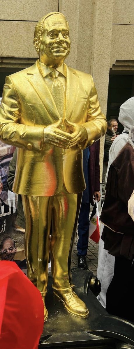 "وَاتَّخَذَ قَوْمُ مُوسَى مِنْ بَعْدِهِ مِنْ حُلِيِّهِمْ عِجْلاً جَسَداً لَهُ خُوَارٌ أَلَمْ يَرَوْا أَنَّهُ لَا يُكَلِّمُهُمْ وَلَا يَهْدِيهِمْ سَبِيلاً اتَّخَذُوهُ وَكَانُوا ظَالِمِينَ"