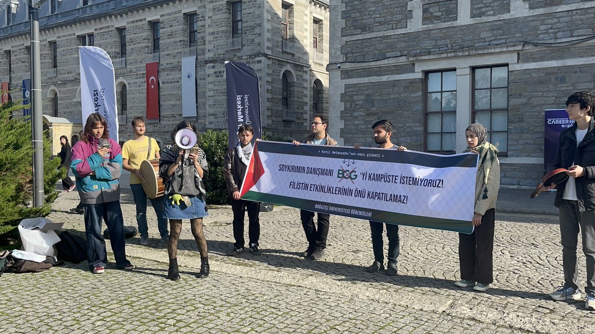 🟡 Haber

Boğaziçili öğrenciler, Filistin Farkındalığı Topluluğunun (BUPAL) çağrısıyla Filistin Panelinin iptali üzerine Güney Kampüste tencere tava eylemi gerçekleştirdi ve basın açıklamalarını okudu.