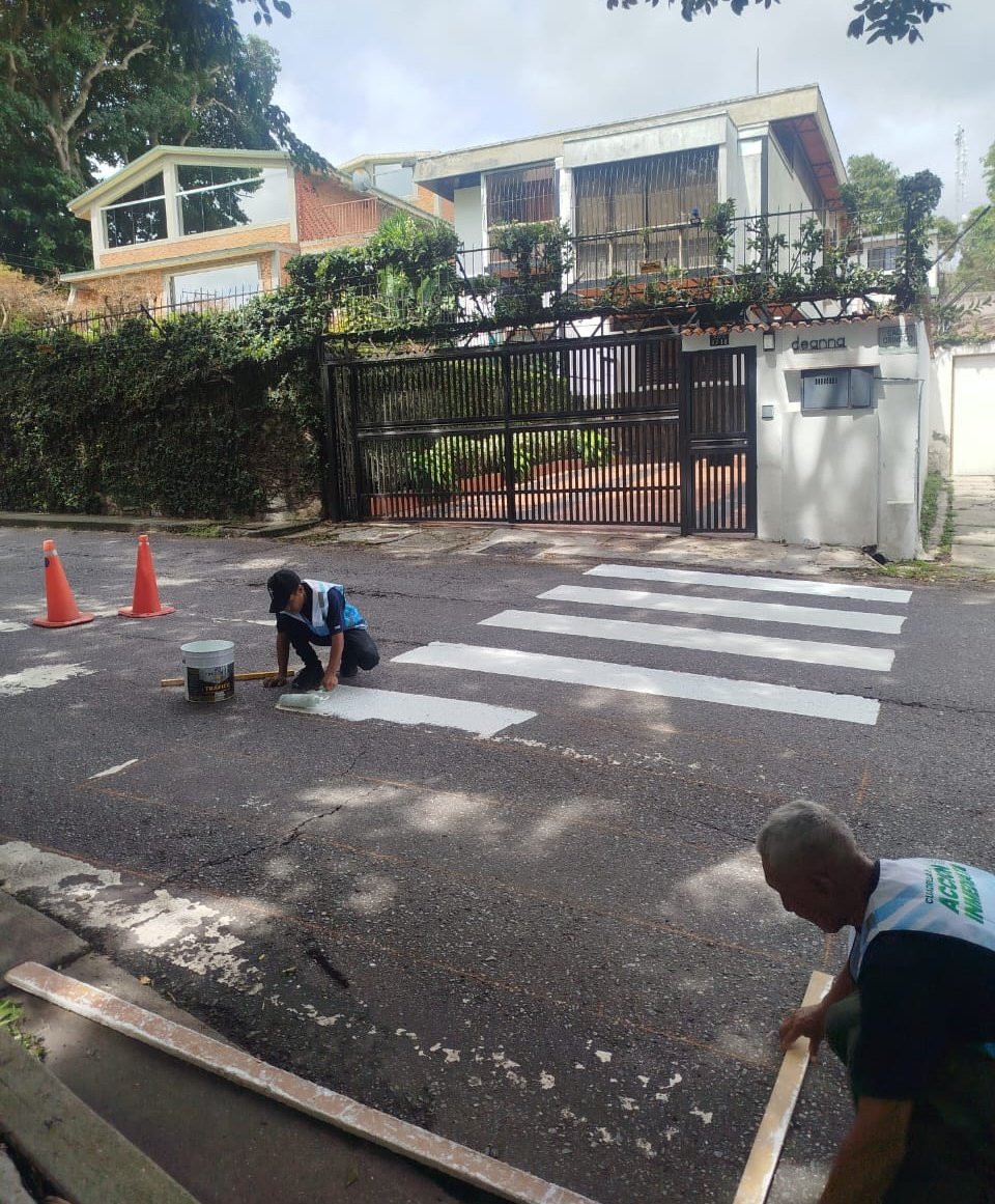 La demarcación de nuestras calles es fundamental para lograr mayor seguridad y mantener el ordenamiento vial. 

✅ Demarcación vial y peatonal. 
📍 Calle Orinoco, Colinas de Bello Monte. 

Calidad de Vida 🍃