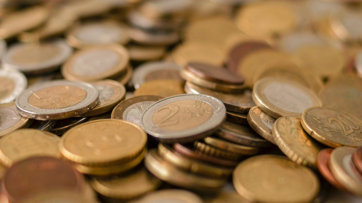 🔍¿Sabías que los Bancos Centrales son unas de las instituciones financieras claves para garantizar la estabilidad económica?🏦Sus decisiones repercuten en la vida diaria de millones de ciudadanos. Pero ¿cómo? 

Puedes leer más en nuestra web: 
queelahorroteacompane.es/como-funcionan…