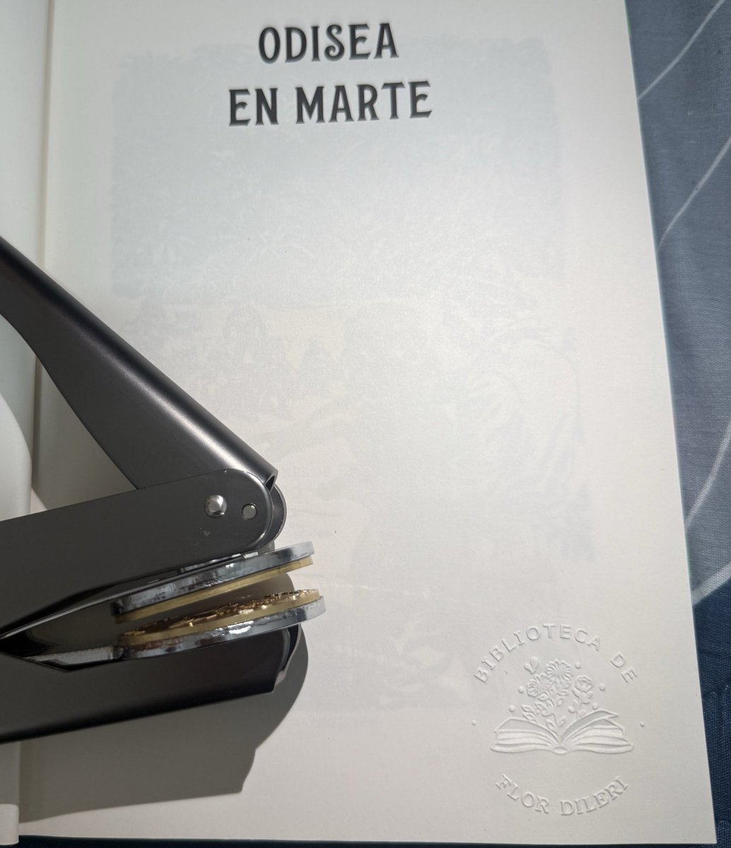 DileDiler's tweet photo. Mi novio me dio el regalo más bonito del mundo, ya quiero marcar todos mis libros. 🤩
*Deja de usar Kindle* https://t.co/EHFqkNrLzD