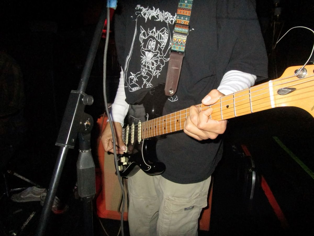 riswone's tweet image. ✮ — kangxin socmed au

lisenin popüler projesi olan müzik grubu için seçmeler haftalardır konuşuluyordu. her pozisyon için yalnızca bir kişi seçilecekti. ancak gitarda işler karışmıştı, sadece bir koltuk boştu ama o koltuğu isteyen iki kişi vardı.