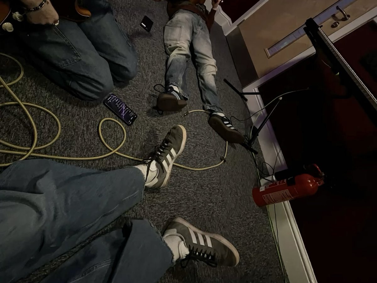 riswone's tweet image. ✮ — kangxin socmed au

lisenin popüler projesi olan müzik grubu için seçmeler haftalardır konuşuluyordu. her pozisyon için yalnızca bir kişi seçilecekti. ancak gitarda işler karışmıştı, sadece bir koltuk boştu ama o koltuğu isteyen iki kişi vardı.