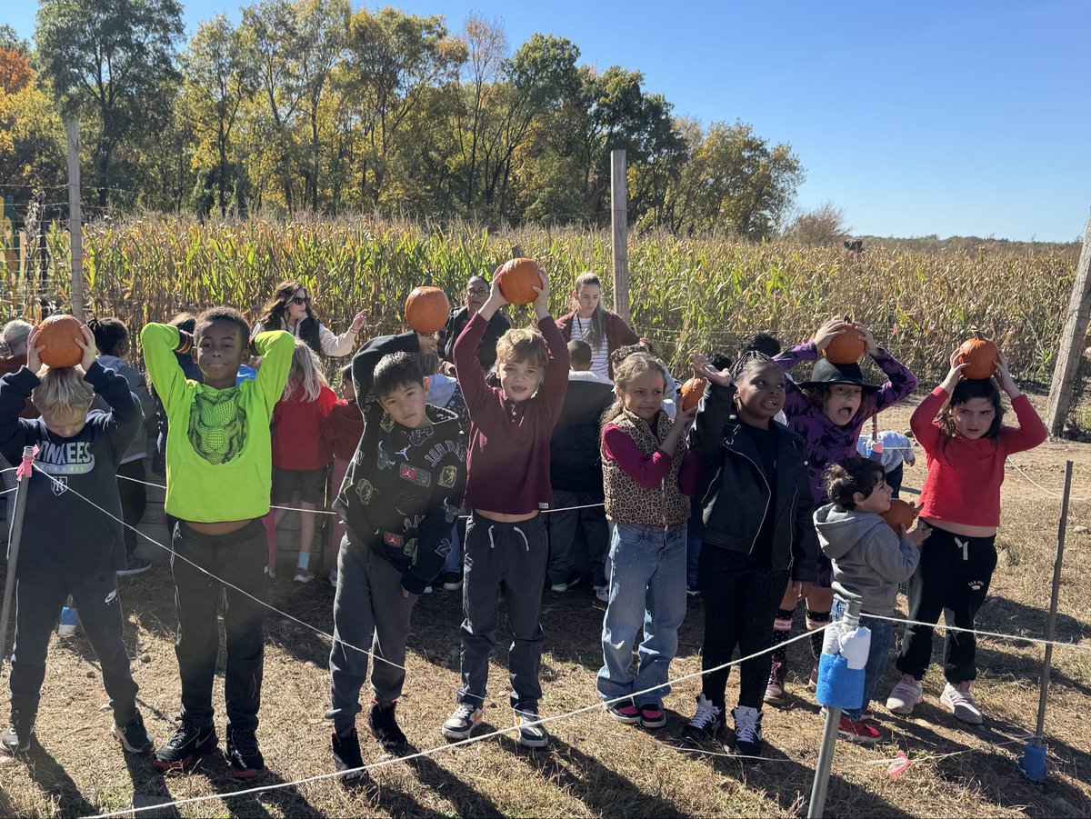 ufsdtarrytowns's tweet image. Morse School field trip fun! 🎃 Our second graders are enjoying a perfect fall day pumpkin picking at Davies Farm — smiles, sunshine, and pumpkins galore! 🍁🚌 #HorsemenPride #FallFun