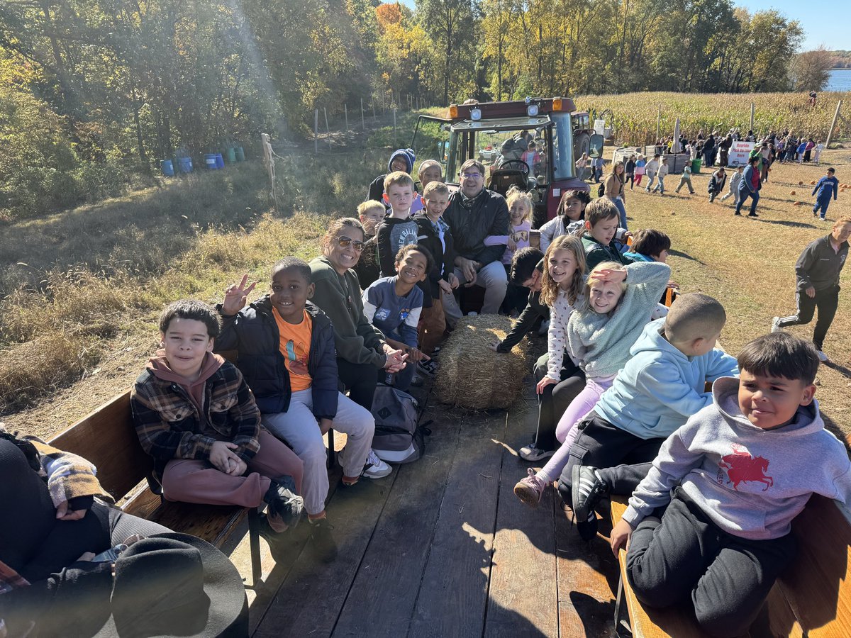 ufsdtarrytowns's tweet image. Morse School field trip fun! 🎃 Our second graders are enjoying a perfect fall day pumpkin picking at Davies Farm — smiles, sunshine, and pumpkins galore! 🍁🚌 #HorsemenPride #FallFun