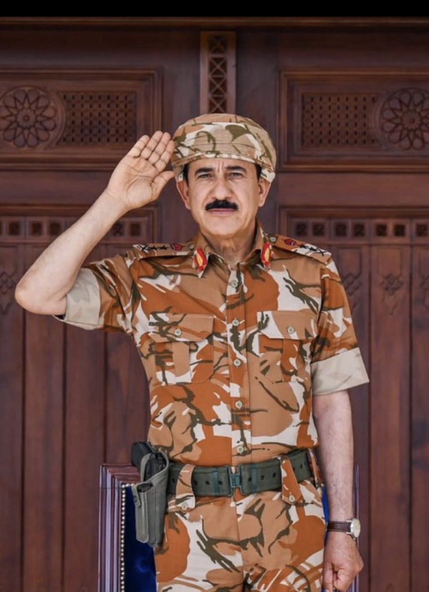 هذا أبو أيمن كما الطود شامخ
هذا الفريق أول وصي الأمانه

صان الوطن بالحب والعز راسخ
في قلوبنا (سلطان) مالي مكانه

لو فيه قلت الشعر والمدح باذخ
شخصة يزين الشعر لا الشعر زانه
لـ طارش قطن 

📸 صورةٌ لـ معالي الفريق أول سلطان بن محمد النعمانيّ