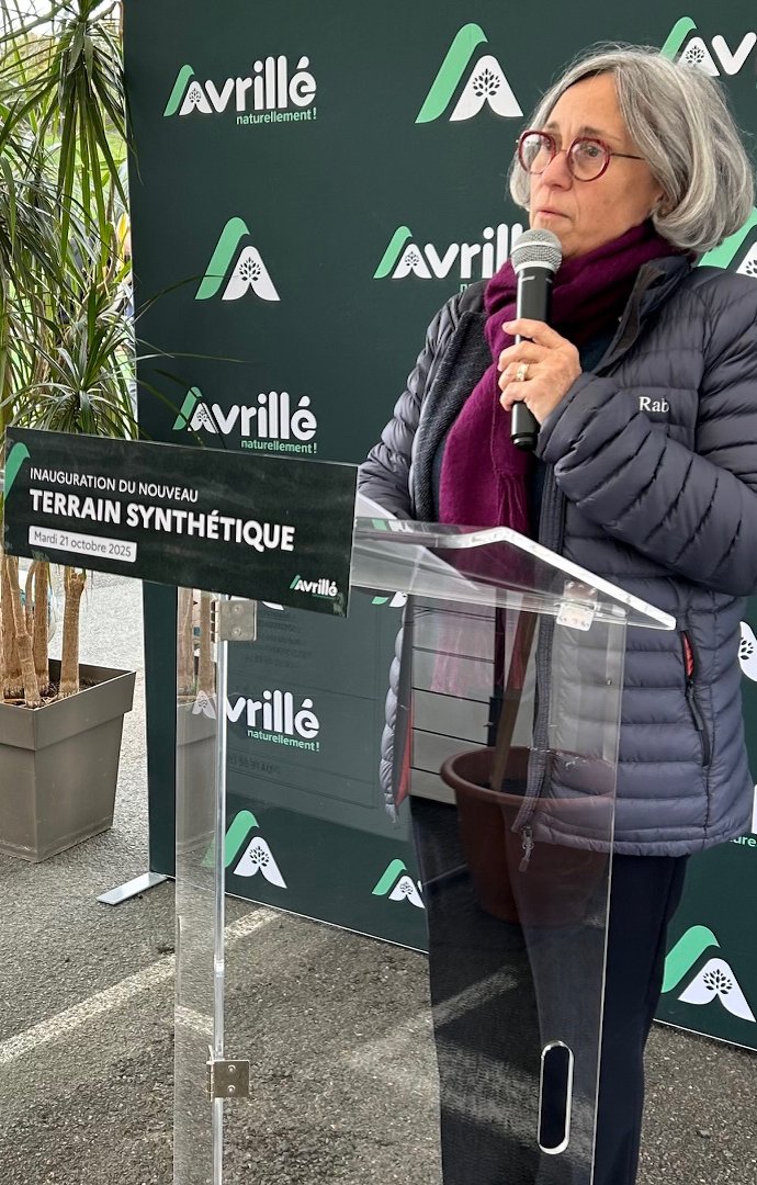 CarolineHS_49's tweet photo. Très heureuse d'inaugurer le nouveau terrain synthétique d'#Avrillé qui est le fruit d'un travail collectif et d'une vision partagée avec l'#ASAFootball Un lieu de pratique moderne, accessible à toutes et à tous, et exemplaire en matière de #TransitionÉcologique #AngersMétropole https://t.co/xIx4nd0FiB