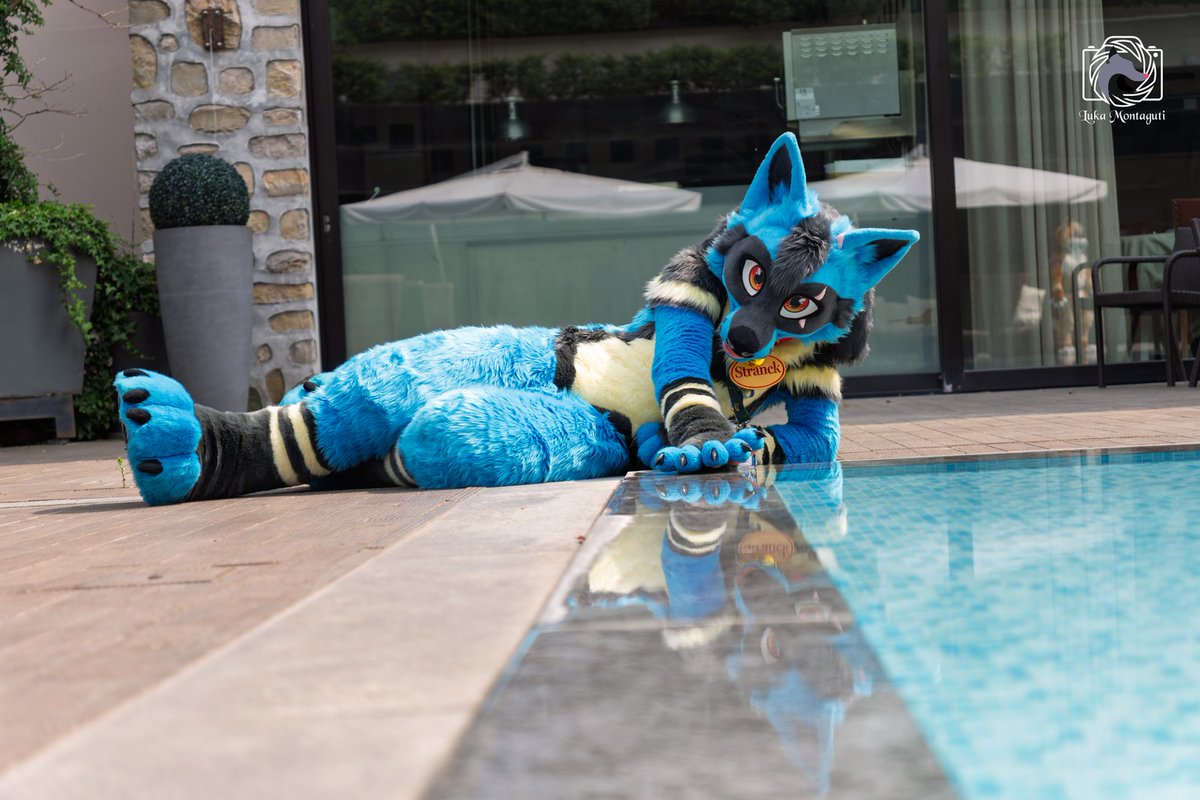Lucario is playing with water