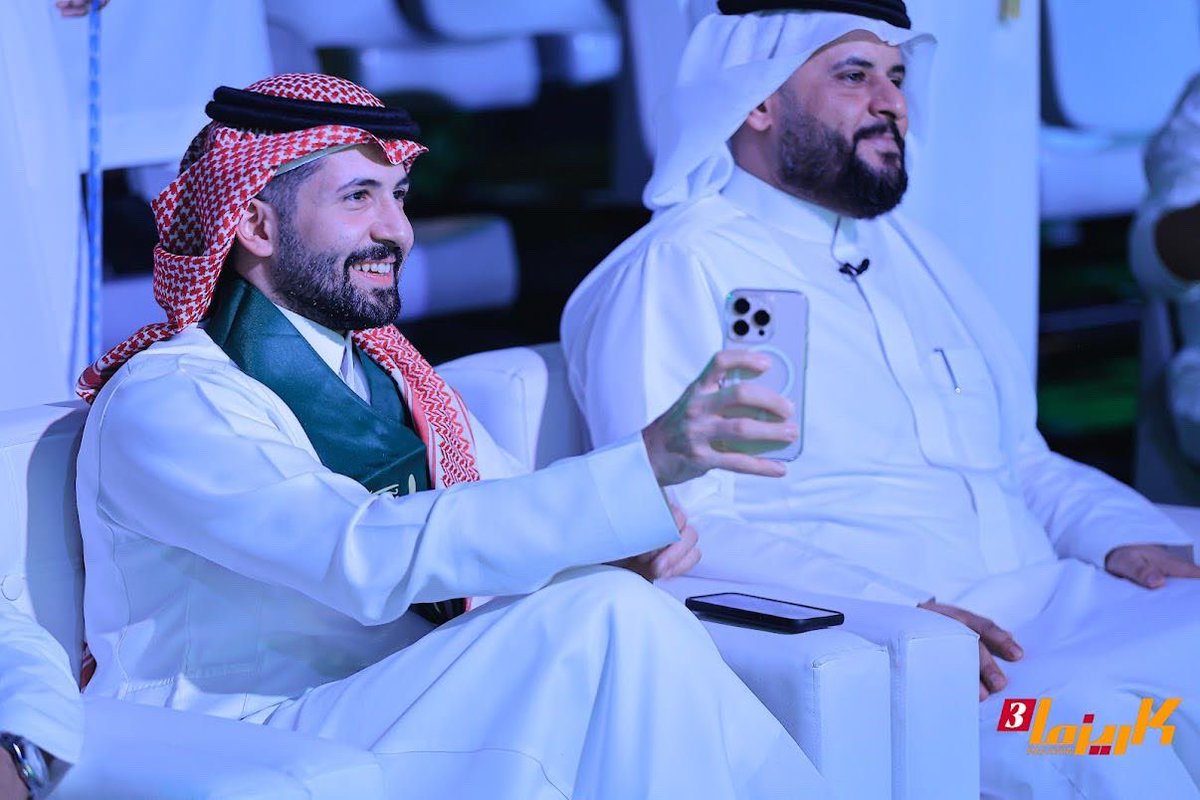 a_n_m_alg's tweet image. يفعل المعروف لكن ما يسولف عنه
وإن نشدته من سعى به قال وش دراني

يرهن أمواله وجاهه دون إسمه وظنه
يوم بعض الناس يحسب والنعم مجاني

#كاريزما82 | @n_alghamdi