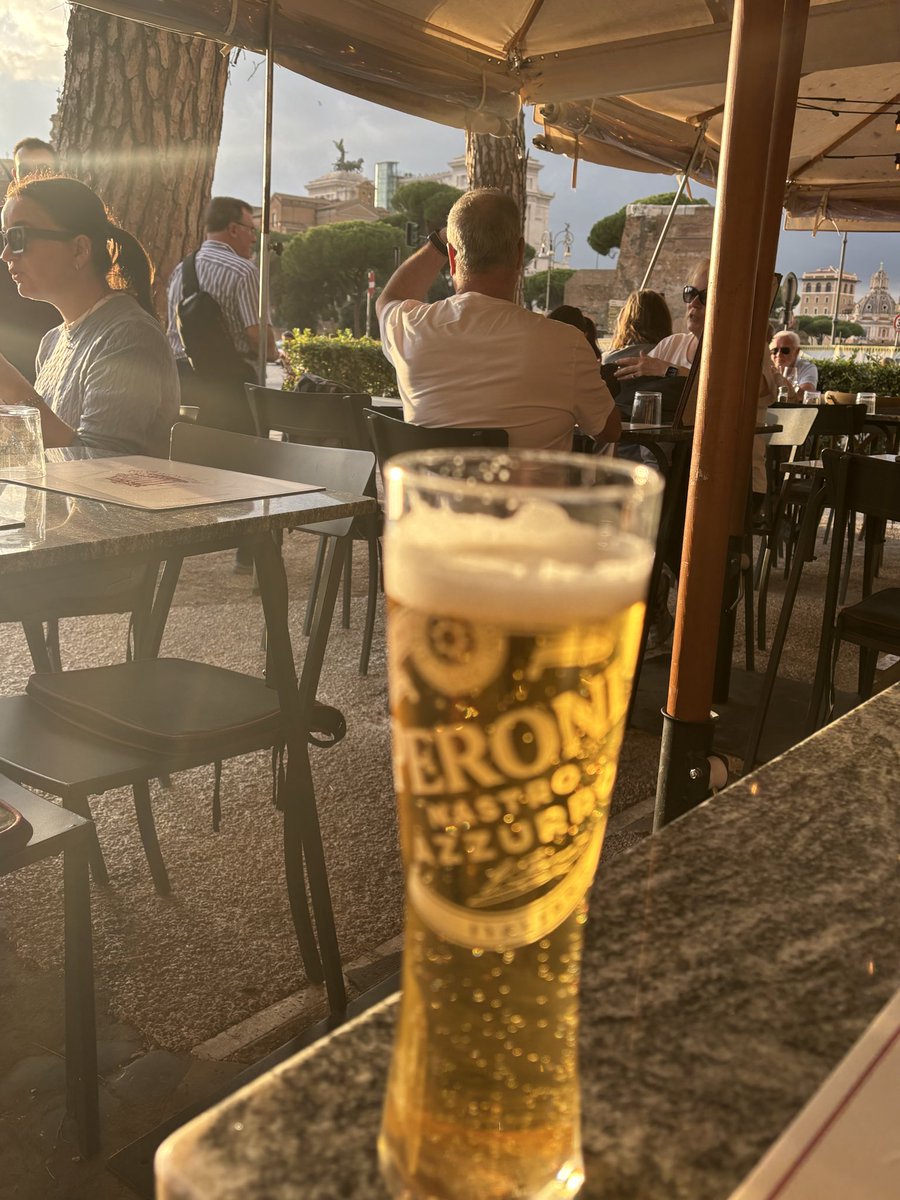 Firar in säkrad europaplats med en bira i Rom 🥳🍺