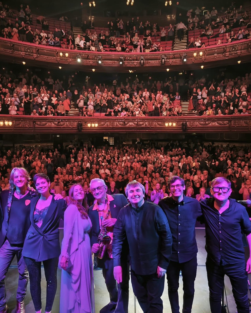 Last night at The London Palladium with ⁦<a href="/Rumersongs/">Rumer</a>⁩ ⁦<a href="/robtaggartmuso/">rob taggart</a>⁩ ⁦<a href="/DophixFirenze/">Dophix</a>⁩ ⁦<a href="/OneControlUSA/">One Control USA</a>⁩ ⁦<a href="/ghsstrings/">GHS Strings</a>⁩ ⁦<a href="/NoTomGuitars/">No.Tom Guitars</a>⁩ ⁦<a href="/newkingsroadVGE/">NewKingsRoadGuitars</a>⁩