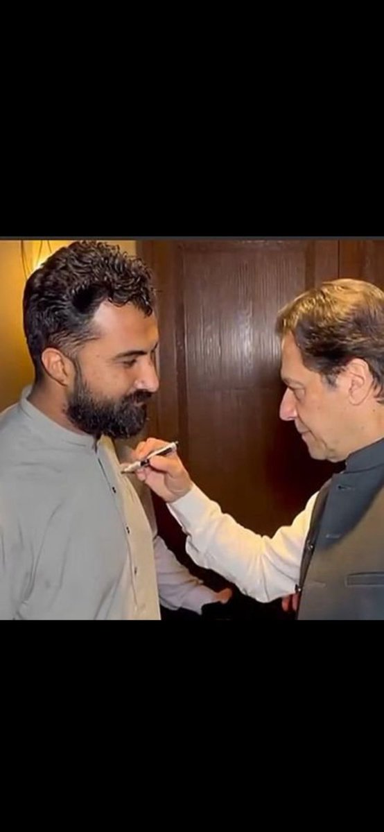 عثمان سعید اڈیالہ جیل کے باہر سے گرفتار
یہ حکومت پوری طرح سے بوکھلاہٹ کا شکار ہے پہلے پہلے تو عمران خان سے ان کی بہنوں کی ملاقات نہیں کروائی جاتی اور اگر لوگ اکٹھے ہو کر اڈیالہ جیل کے باہر اتے ہیں تو اٹھا لیے جاتے ہیں اس ملک میں انصاف قانون مذاق بن کے رہ گیا ہے
