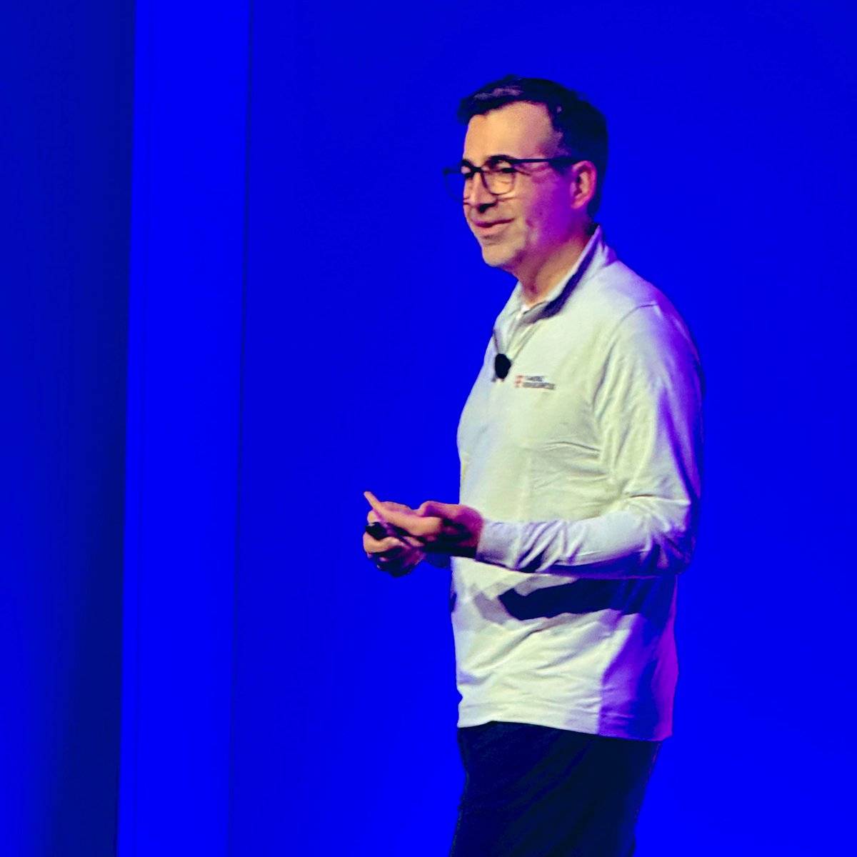 BevEve's tweet image. Live from Gartner® IT Symposium/Xpo™  - @MoKatibeh dives into 5G Network Slicing in Action, from Slicing-enhanced Voice to Purpose built coverage and Data enhanced slices.
And importantly, all three can be used at the same time 💡 
@TMobileBusiness Partner | Innovate25