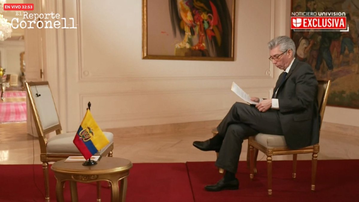 La bandera de Colombia, de mesa, no tiene por qué llevar escudo.

<a href="/infopresidencia/">Presidencia Colombia 🇨🇴</a> 
<a href="/DapreCol/">DAPRE</a>