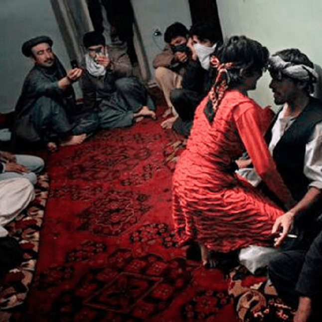 malamonzu's tweet image. CEREMONIA BACHA BAZI
Término en jerga pastún.
Se refiere al SEXO entre hombres mayores ricos y bailarines varones adolescentes y prepúberes.
En este acto, los bailarines, también llamados niños danzantes, están involucrados en la ESCLAVITUD sexual y en la PROSTITUCIÓN infantil.