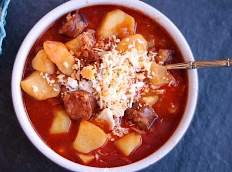 DGastronomia's tweet image. La receta sin desperdicio del día: Guiso de patatas con chorizo olvidado por la despensa diariodegastronomia.com/guiso-patatas-…