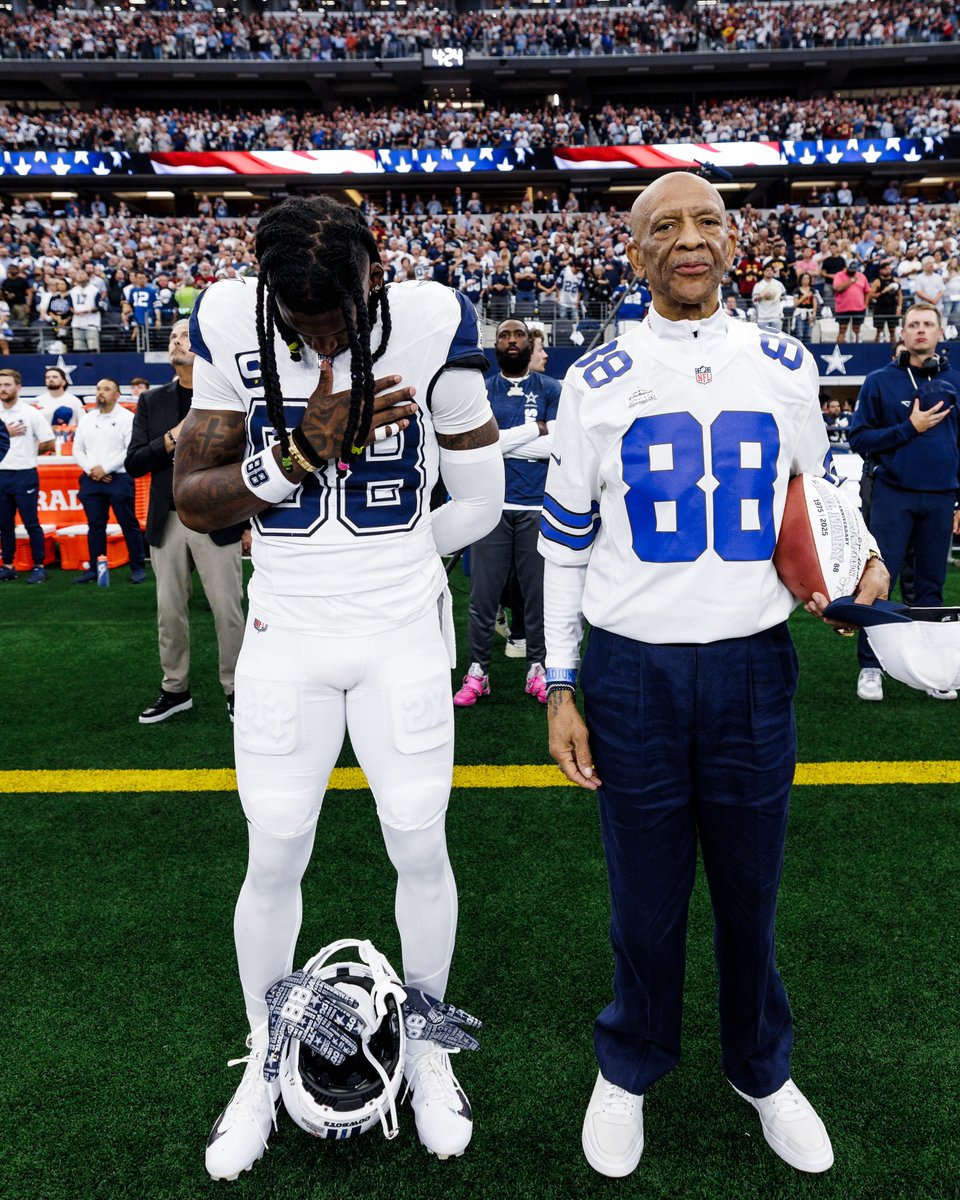 Past 🔀 Present

#DallasCowboys legends joined the ‘Boys on the field before the game on Sunday 