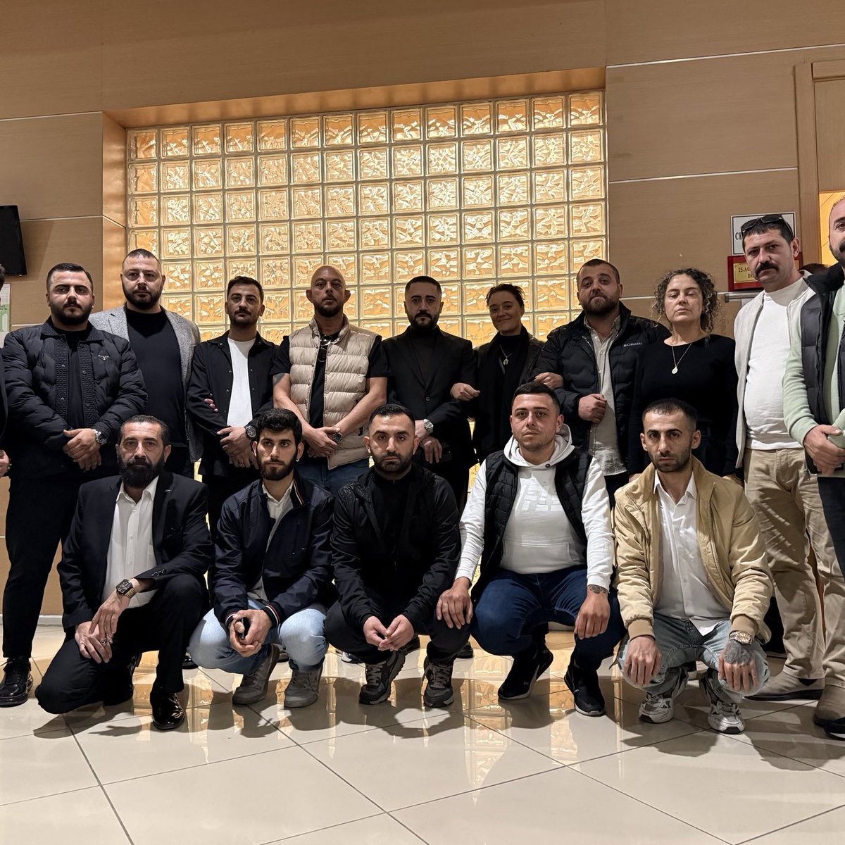 siyahsancakx's tweet photo. ⚫️ Sedat Peker’in yakınları dava boyunca oğlu katledilen Yasemin Minguzzi’nin yanında oldu. https://t.co/jNNkTA5l8z