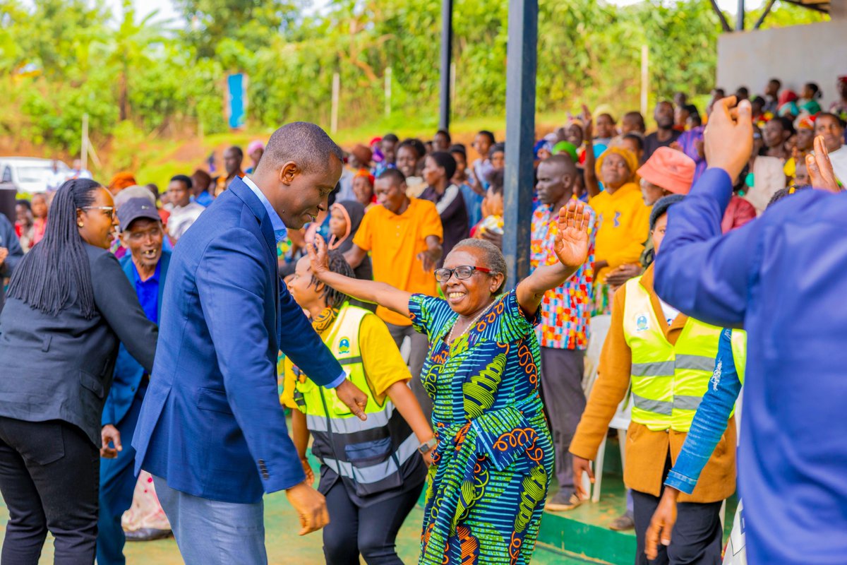 Mbere yo kwakira ibitekerezo n'ibibazo by'abaturage, Minisitiri Habimana yabasabye gukomeza kwimakaza isuku ku mubiri n'aho batuye, kwirinda imyubakire y'akajagari, kudasesagura no kwitabira umurimo.