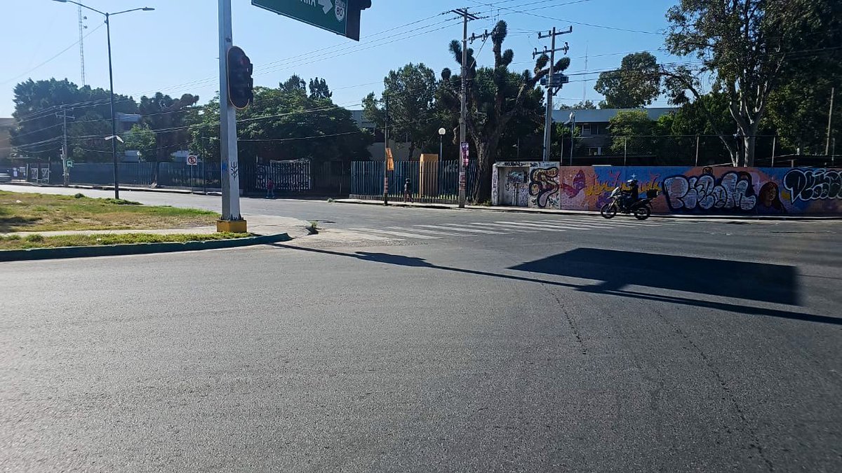 SSPCSLP's tweet image. ⚪️🔵 #ReporteVial 🚨#VialidadSLP 

✔️Se libera la circulación en laterales de Carr. 57 y Rutilo Torres 

⚠️Atención

🚧⛔️Cierre de circulación en carriles centrales de Salvador Nava Mtz. a la altura del asta bandera, ambas direcciones 

🚔👮🏻‍♂️Se realizan cierres anticipados por…