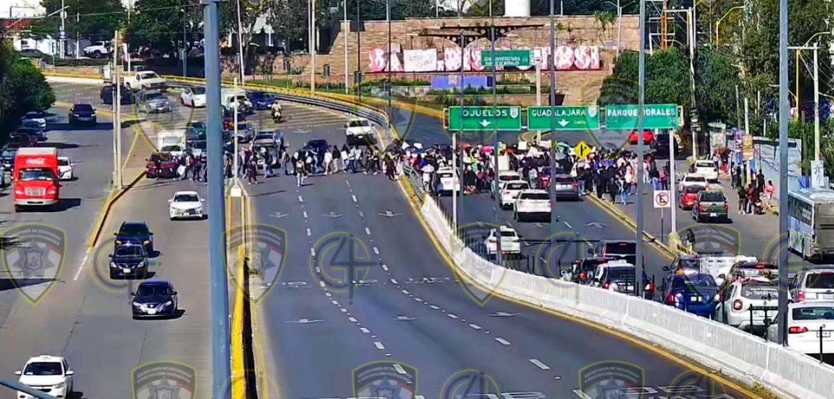 SSPCSLP's tweet image. ⚪️🔵 #ReporteVial 🚨#VialidadSLP 

✔️Se libera la circulación en laterales de Carr. 57 y Rutilo Torres 

⚠️Atención

🚧⛔️Cierre de circulación en carriles centrales de Salvador Nava Mtz. a la altura del asta bandera, ambas direcciones 

🚔👮🏻‍♂️Se realizan cierres anticipados por…