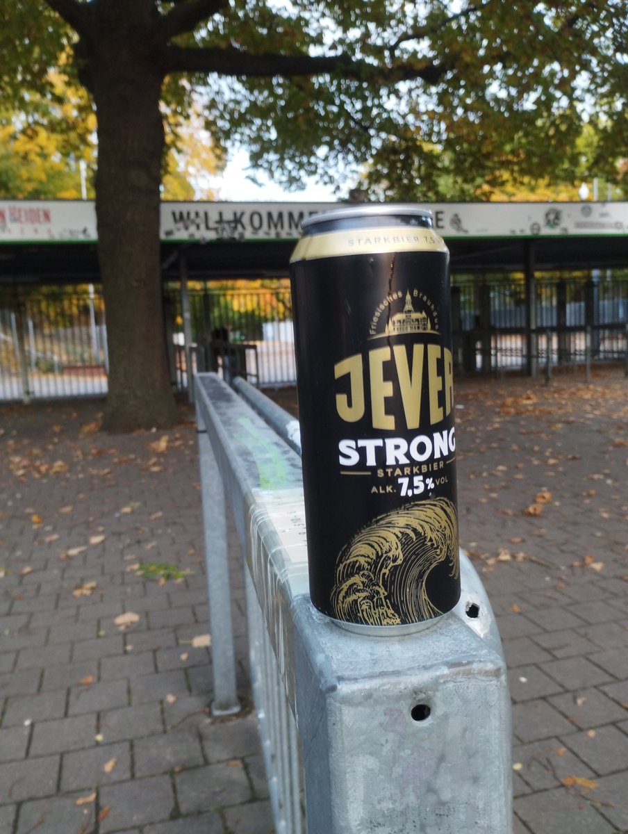 DocBizeps's tweet image. Dieses #JeverStrong is maximal der schwächliche Friesenwitz unter den Starkbieren und damit eine weitere herbe Enttäuschung.
Viel zu gekünstelter Geschmack und bei der Konkurrenz geklautes Dosendesign - insgesamt eine sehr platte 3/10
#beerwatch