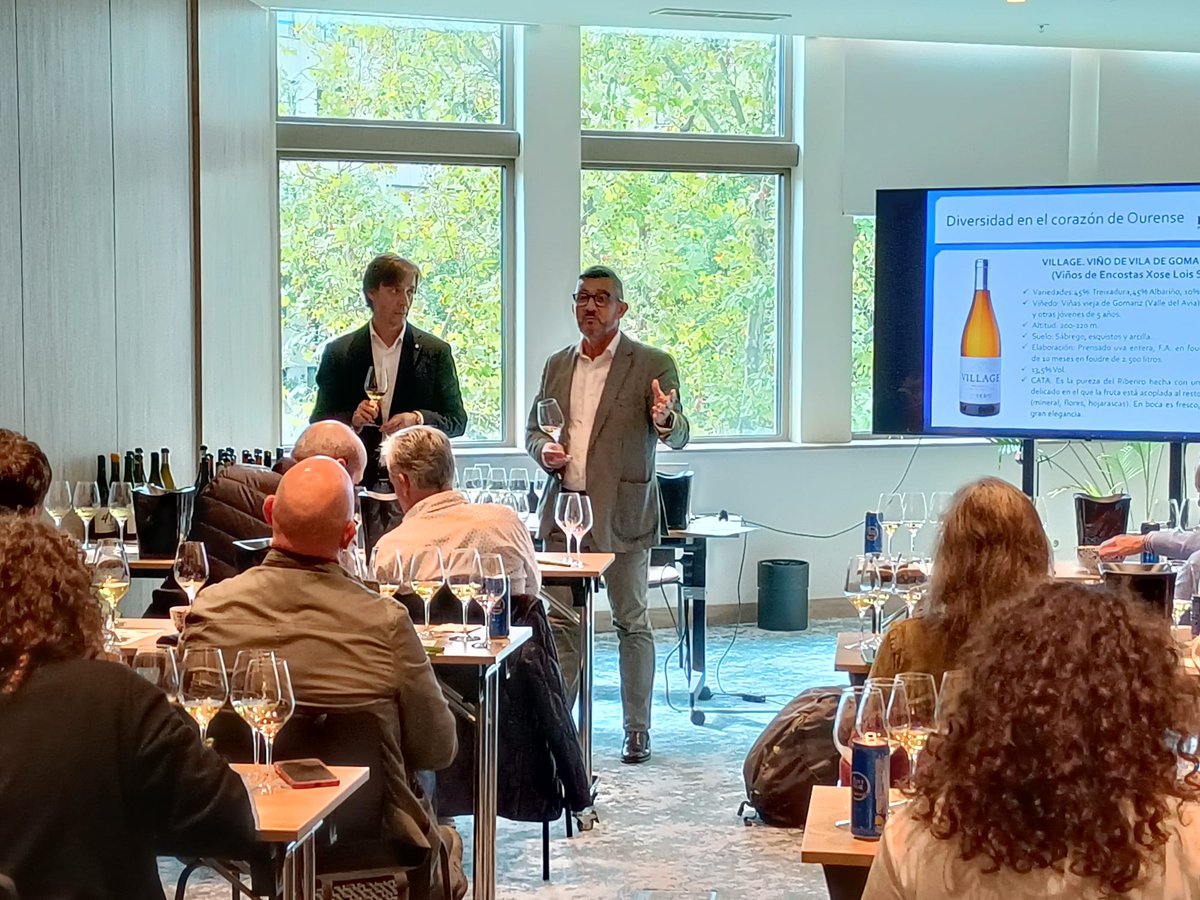 Mi_Vino's tweet photo. 🥂El director de #MiVino, @aclvillalta, junto a Luis Vázquez, gerente-secretario de @CRDO_Ribeiro, en una cata magistral que ha trasladado toda la "Magia vitícola entre ríos" que define a la #DORibeiro (la más antigua de Galicia) a través de singulares vinos de Treixadura✨ https://t.co/S7JZEGLORY