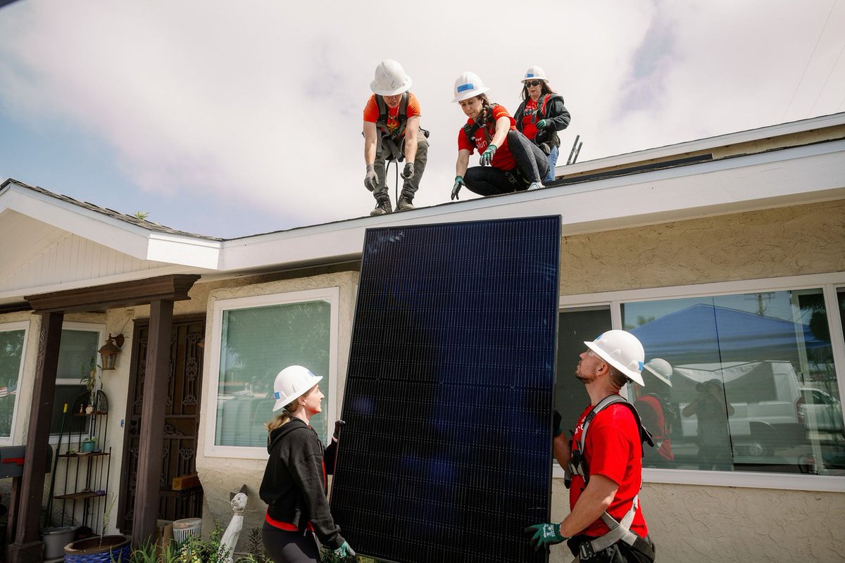 CommonChargeOrg's tweet image. #DistributedAssets are helping Americans like Rosemary, 86, save $2,500 in year one &amp;amp; $62K over time 🔌 Removing the headache of electricity bills, she can focus on family and doing what she loves—cooking. At #commoncharge, we believe that every ratepayer deserves affordability.