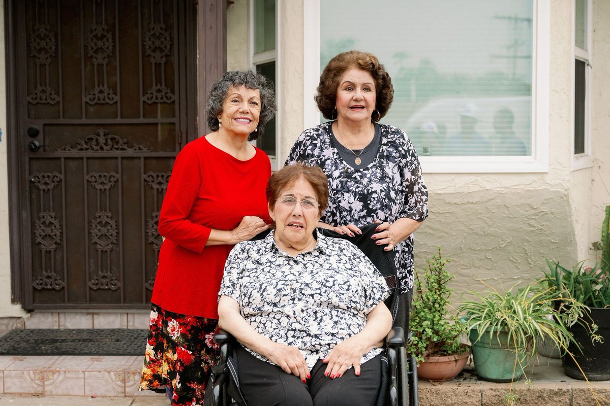 CommonChargeOrg's tweet image. #DistributedAssets are helping Americans like Rosemary, 86, save $2,500 in year one &amp;amp; $62K over time 🔌 Removing the headache of electricity bills, she can focus on family and doing what she loves—cooking. At #commoncharge, we believe that every ratepayer deserves affordability.