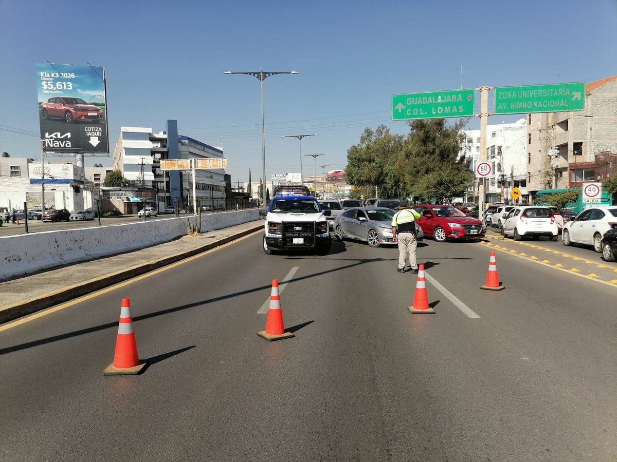 SSPCSLP's tweet image. ⚪️🔵 #ReporteVial 🚨#VialidadSLP 

✔️Se libera la circulación en laterales de Carr. 57 y Rutilo Torres 

⚠️Atención

🚧⛔️Cierre de circulación en carriles centrales de Salvador Nava Mtz. a la altura del asta bandera, ambas direcciones 

🚔👮🏻‍♂️Se realizan cierres anticipados por…