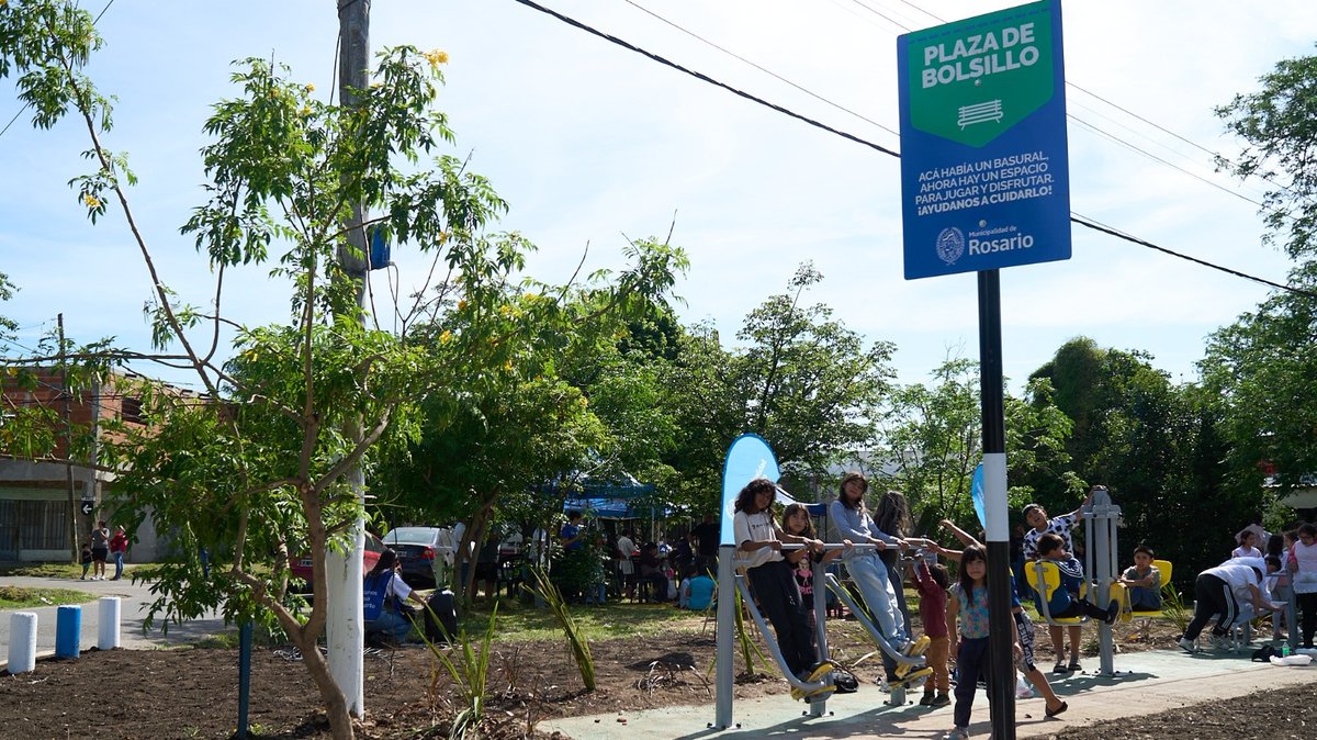 Nueva Plaza de Bolsillo 🤩

En la esquina de Sorrento y Netri, transformamos un basural en un espacio de encuentro y recreación para las familias del barrio 🙌

Gracias a las familias e instituciones que se sumaron 💙
